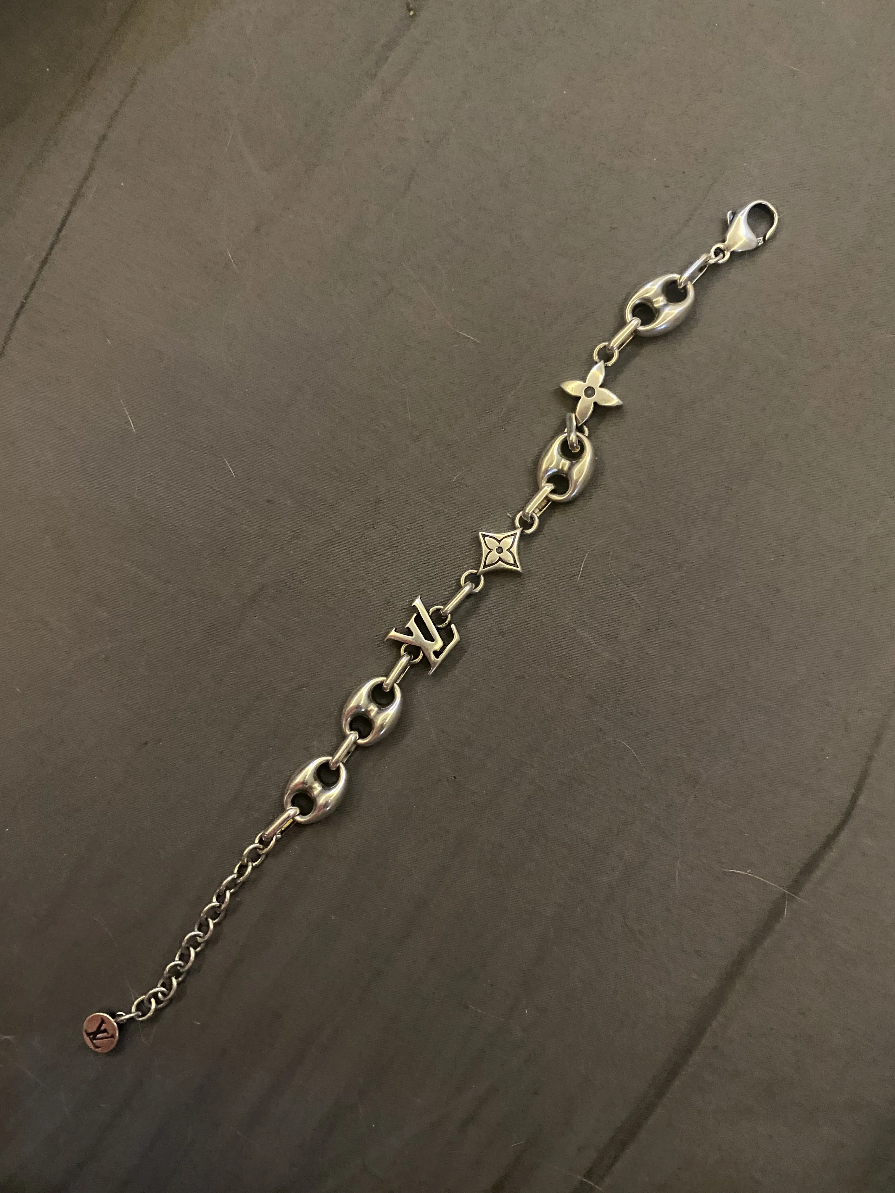 루이비통 세일러 미디엄 팔찌 판매합니다