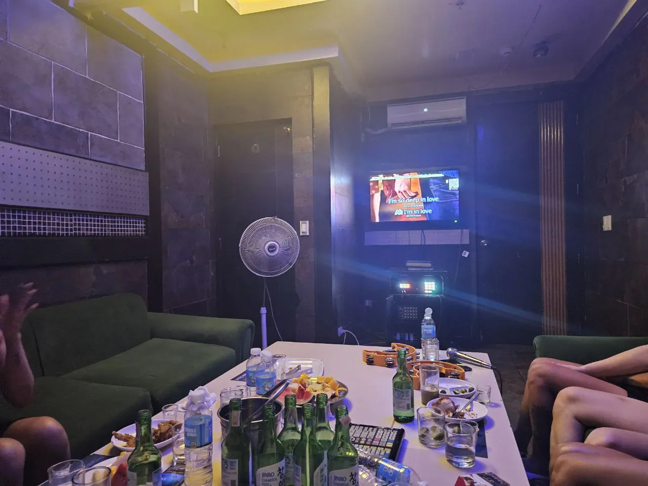 지인들과 함께 로컬 KTV 다녀왔어요